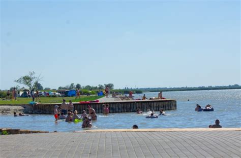 Ennyibe kerülnek a strandbelépők a Velencei.